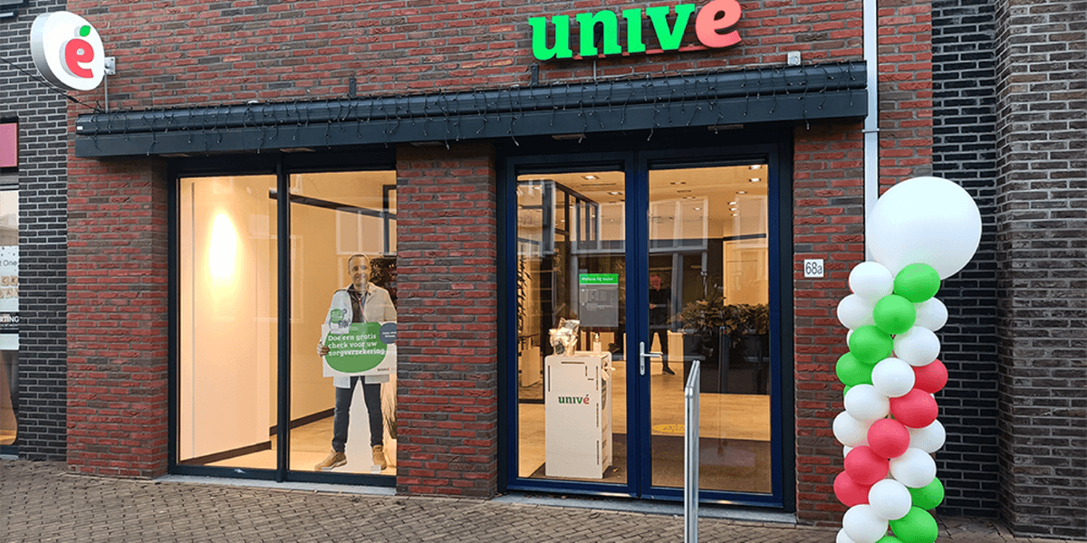 Voorgevel kantoorpand Univé Sliedrecht met ballonnentoren rechts van de voordeur