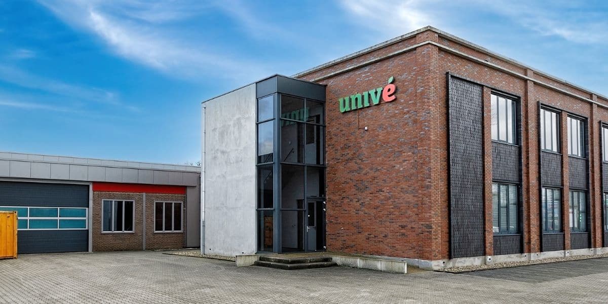 Gevel met logo Univé van winkel hypotheekadviseur Dalfsen