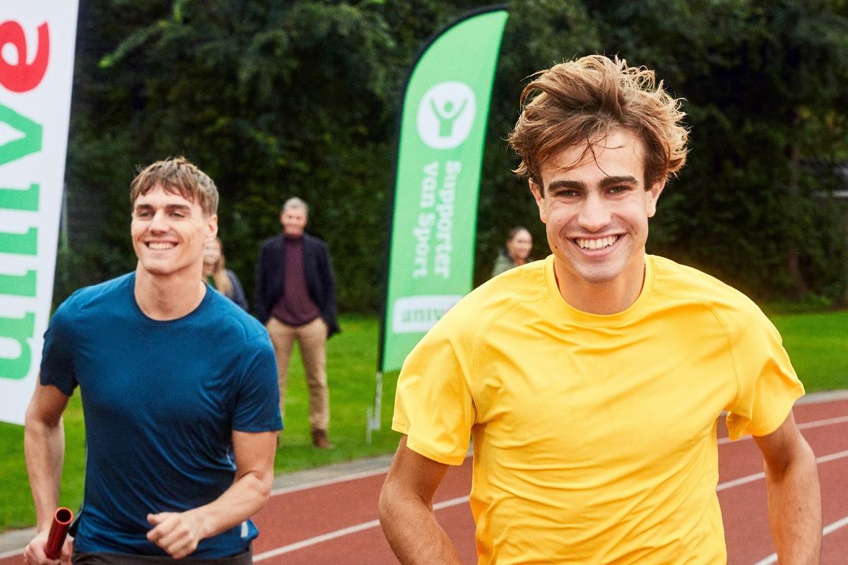 lachende mannen tijdens hardloopwedstrijd
