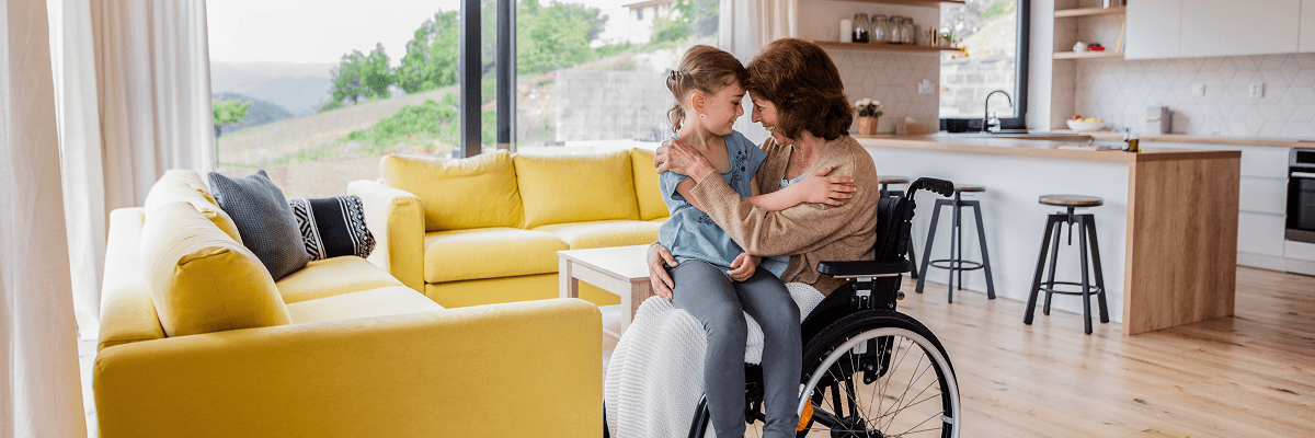 Invalide vrouw in rolstoel met kind op haar schoot