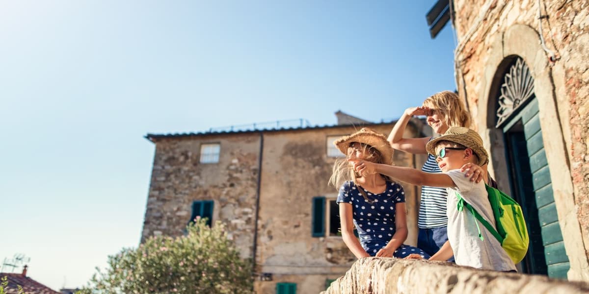 Moeder en kinderen op reis