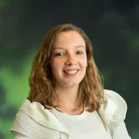 Portretfoto van Aafke Bos, productspecialist voor onder meer de reis- en huisdierenverzekering bij Univé